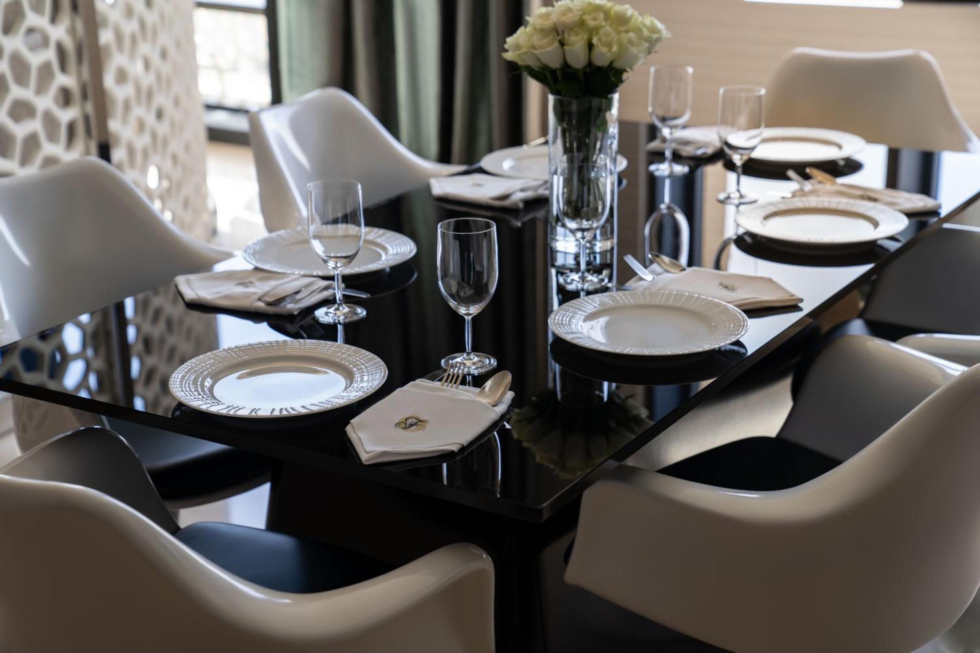 Fairmont Riad Exterior foto A table set for a formal dinner