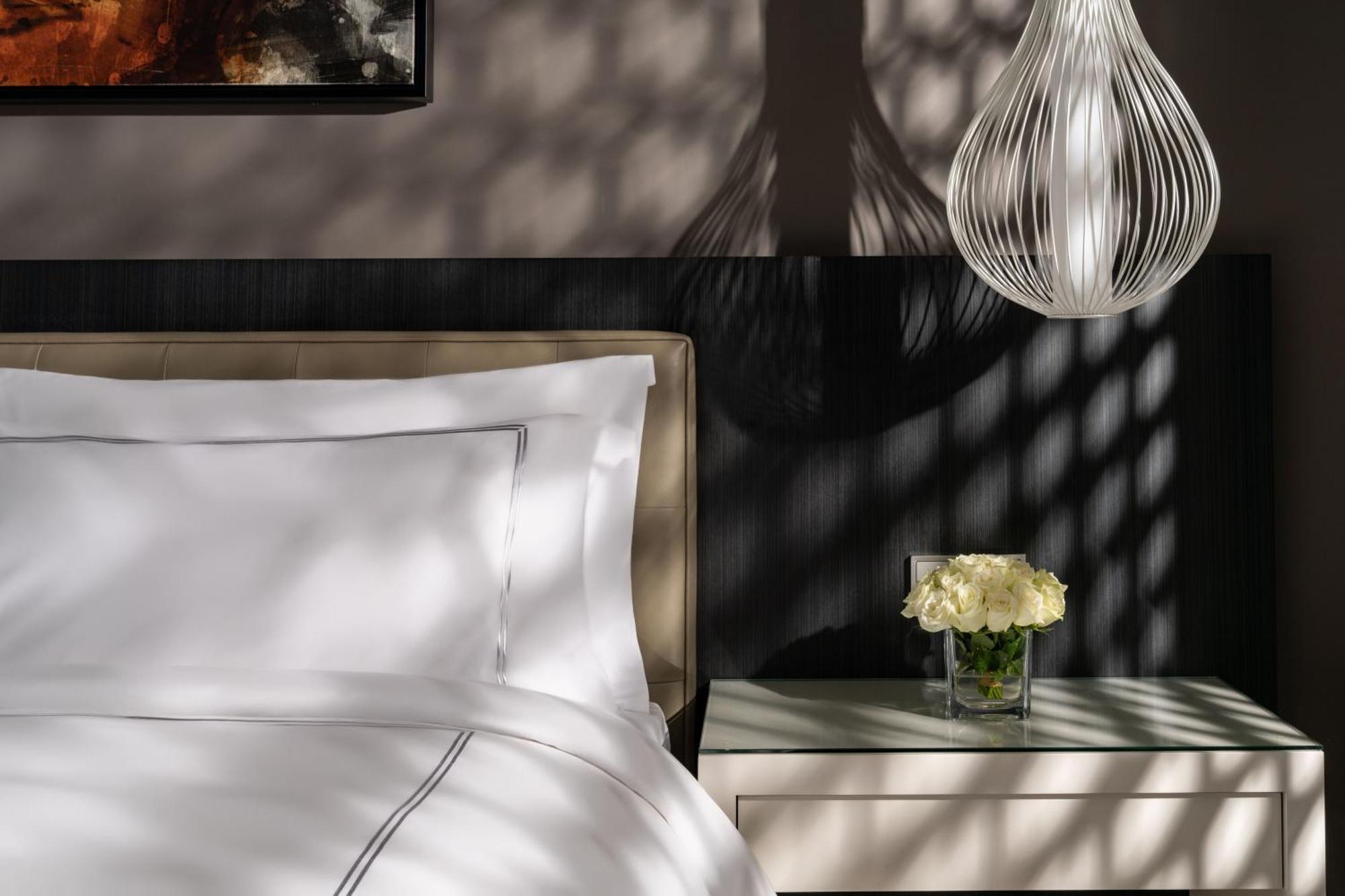 Fairmont Riad Exterior foto A guest room at The St. Regis Dubai