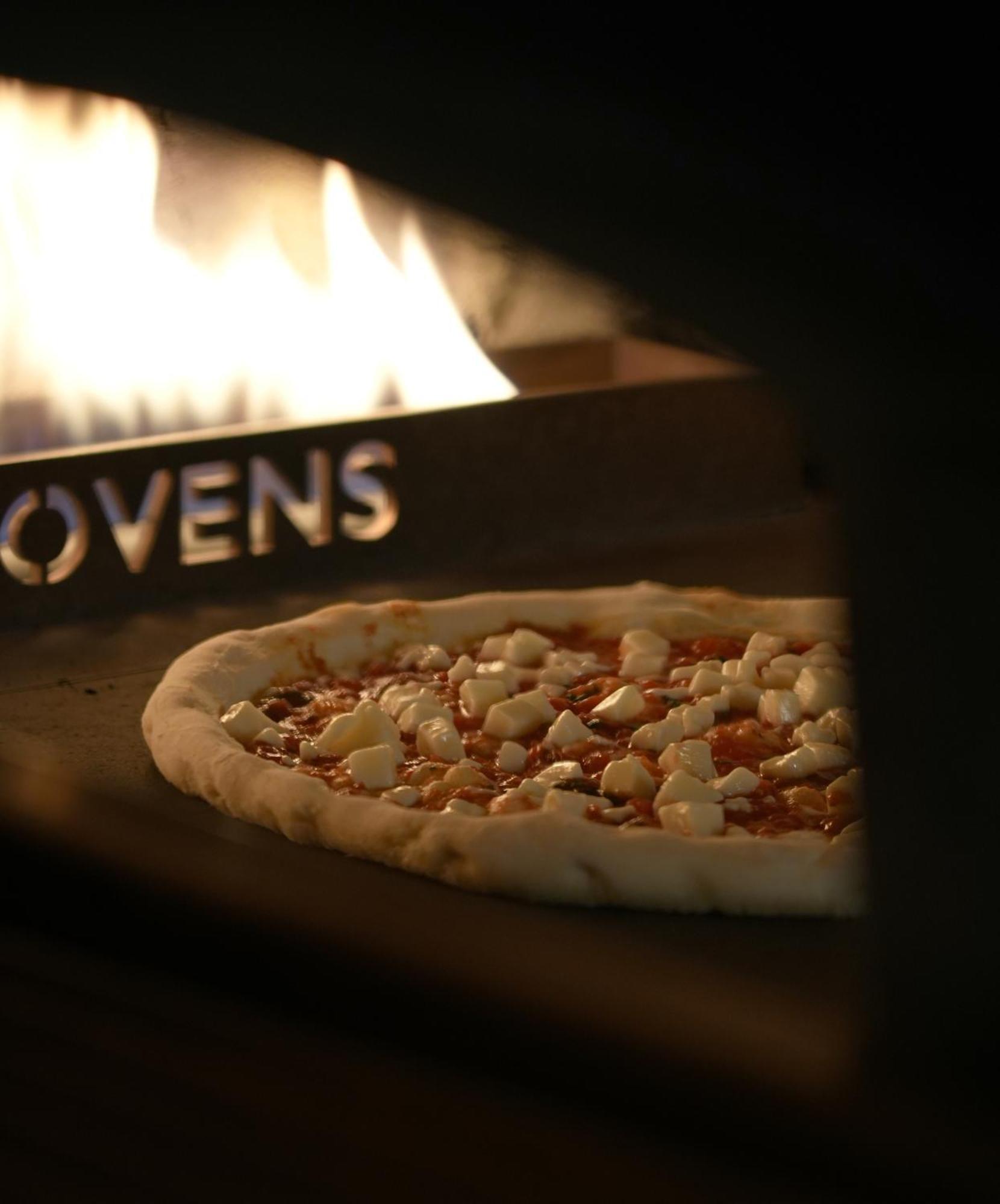 Fairmont Riad Exterior foto A pizza in a wood-fired oven