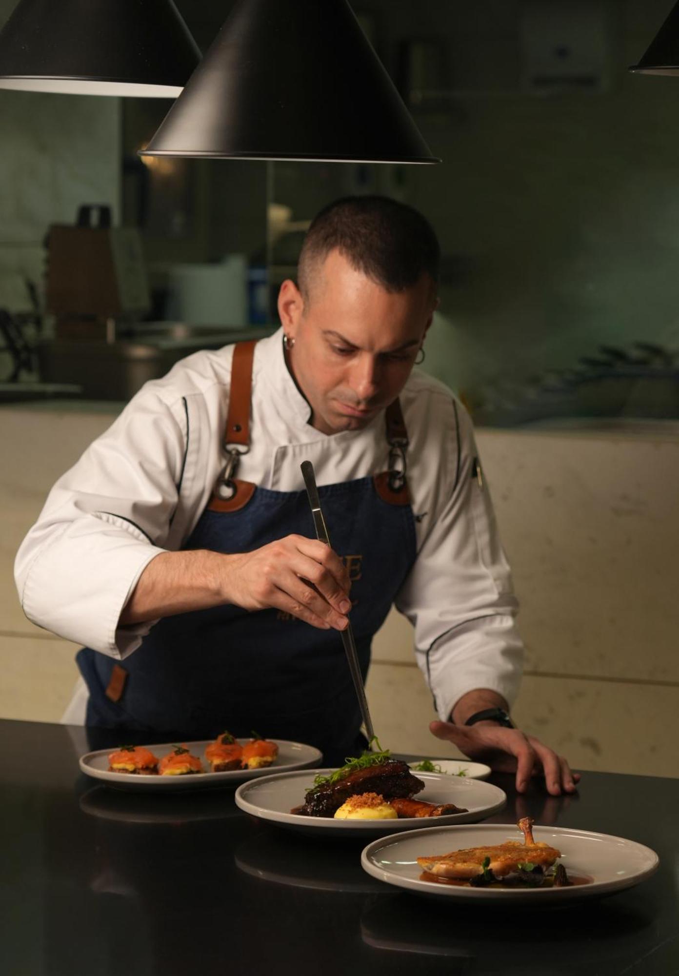 Fairmont Riad Exterior foto Chef preparing a dish