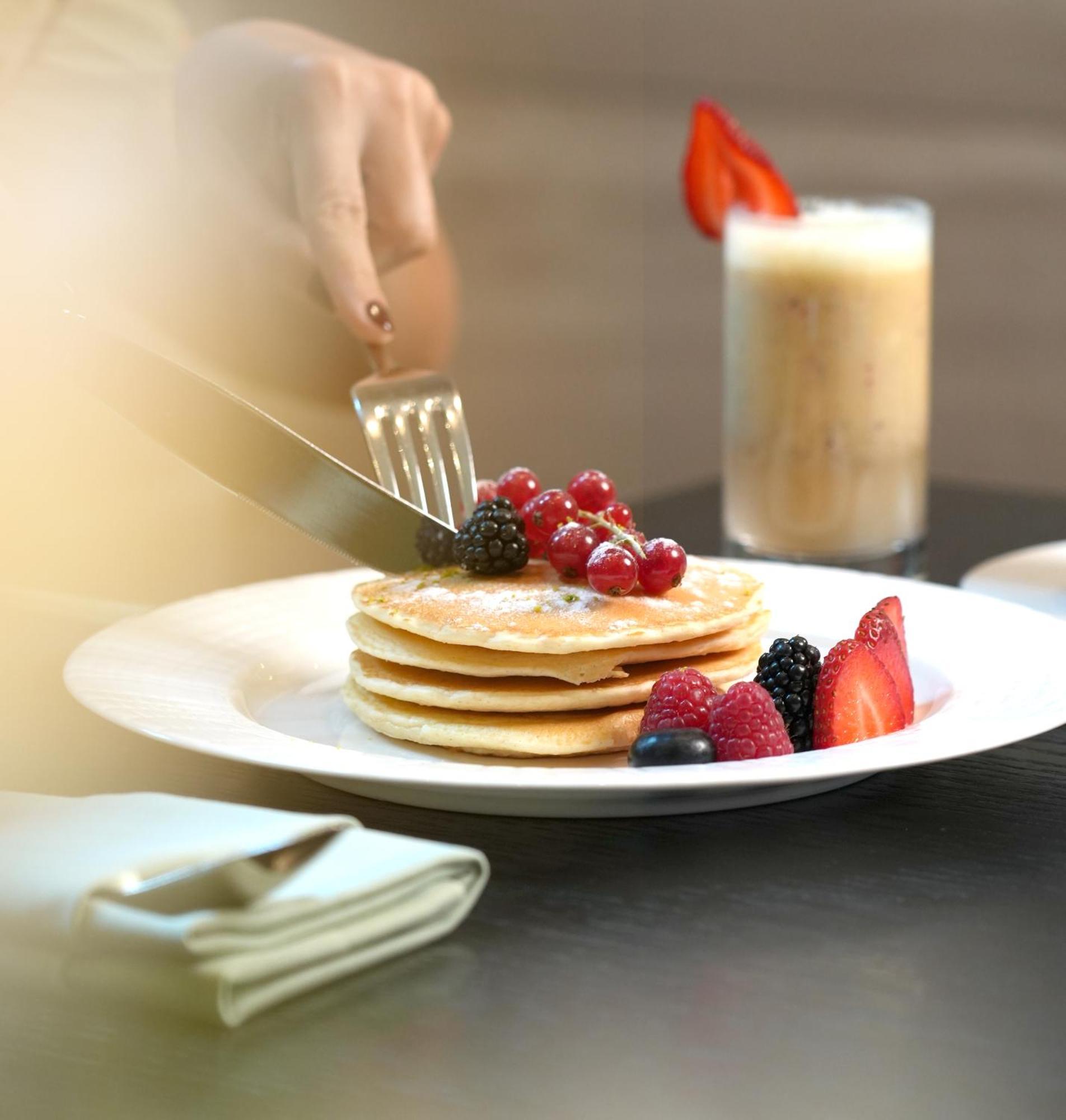Fairmont Riad Exterior foto A stack of pancakes with fruit