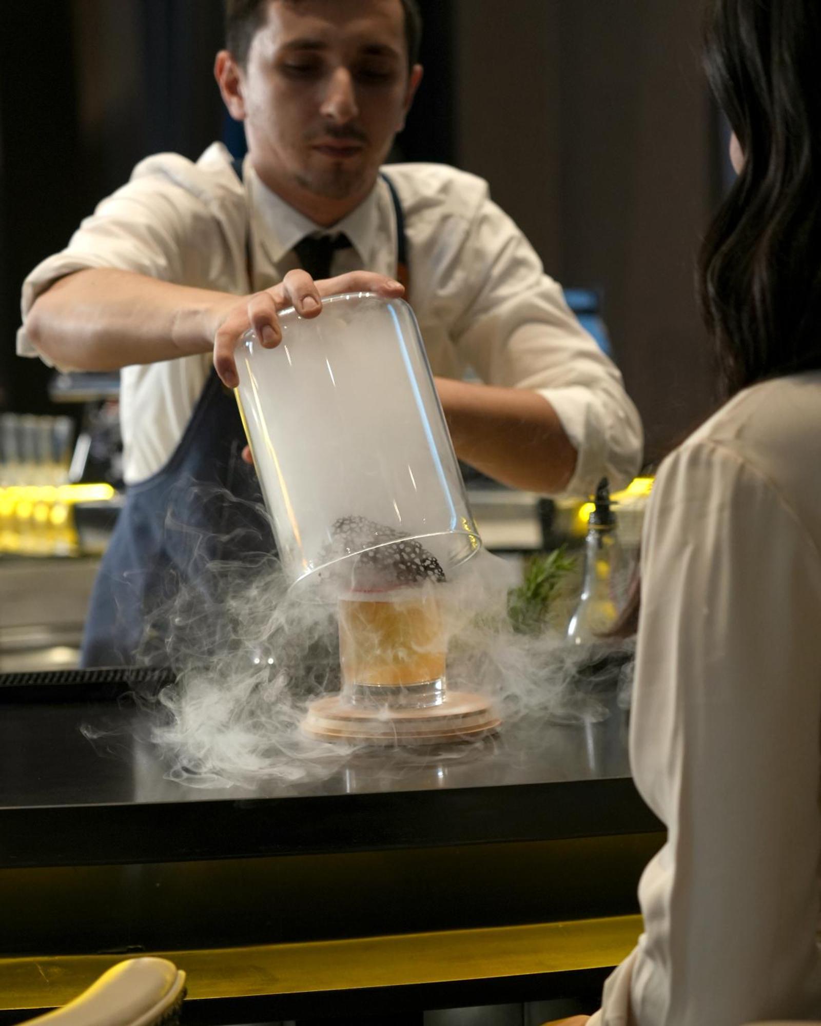Fairmont Riad Exterior foto A bartender preparing a cocktail with liquid nitrogen