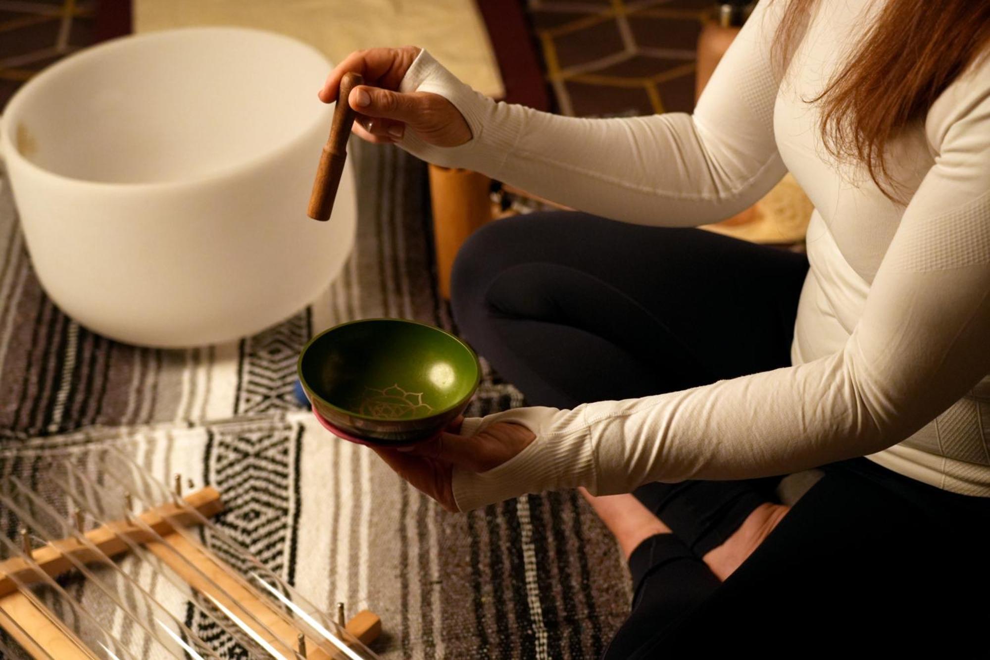Fairmont Riad Exterior foto A woman playing a singing bowl