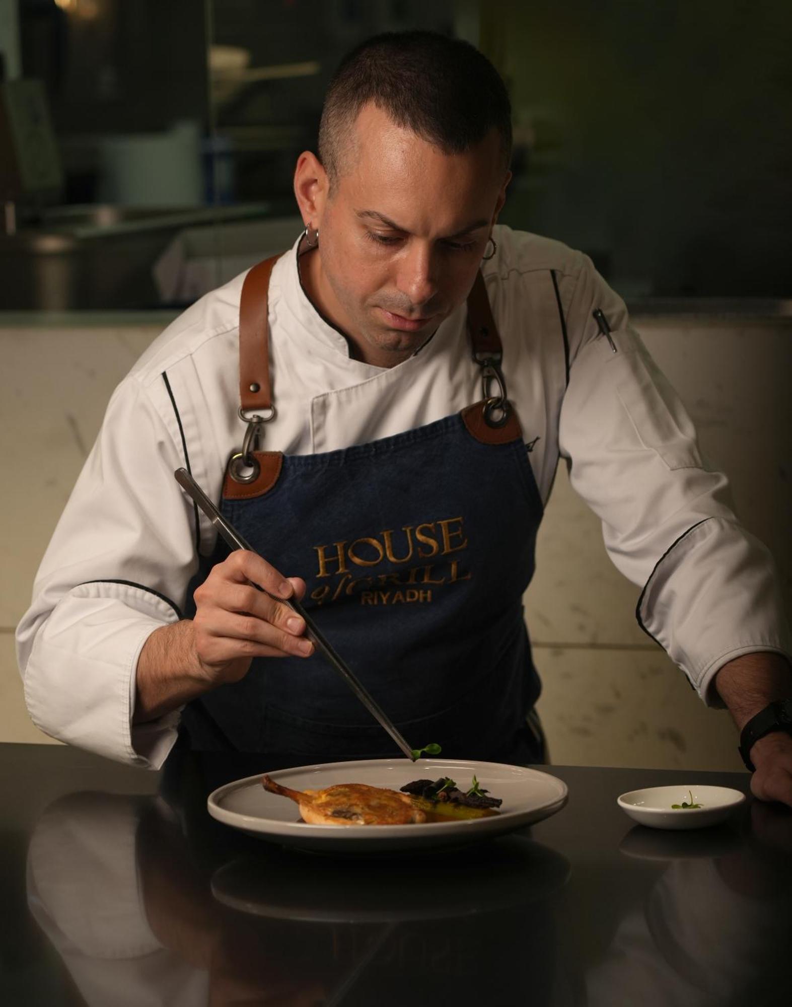 Fairmont Riad Exterior foto A chef preparing a meal