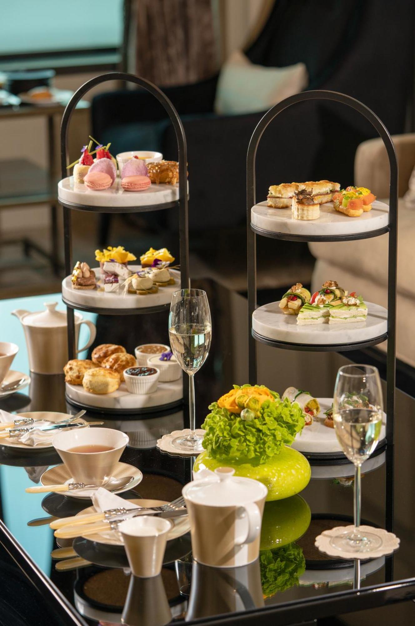 Fairmont Riad Exterior foto Afternoon tea at the Mandarin Oriental, Munich