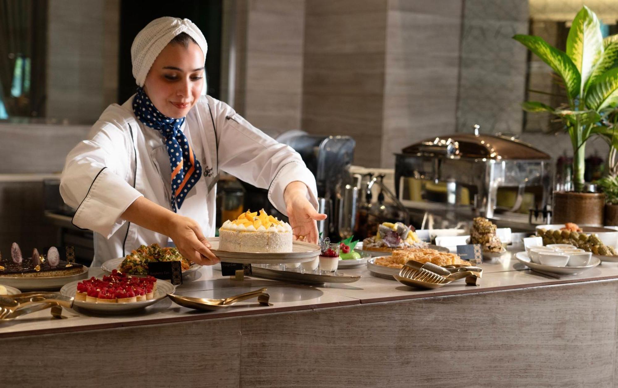 Fairmont Riad Exterior foto A pastry chef at work