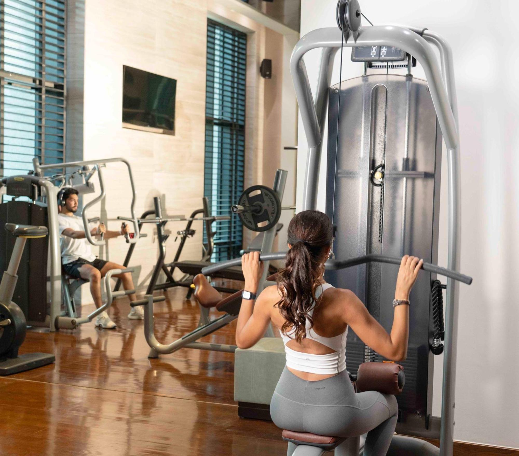 Fairmont Riad Exterior foto A woman using a lat pulldown machine