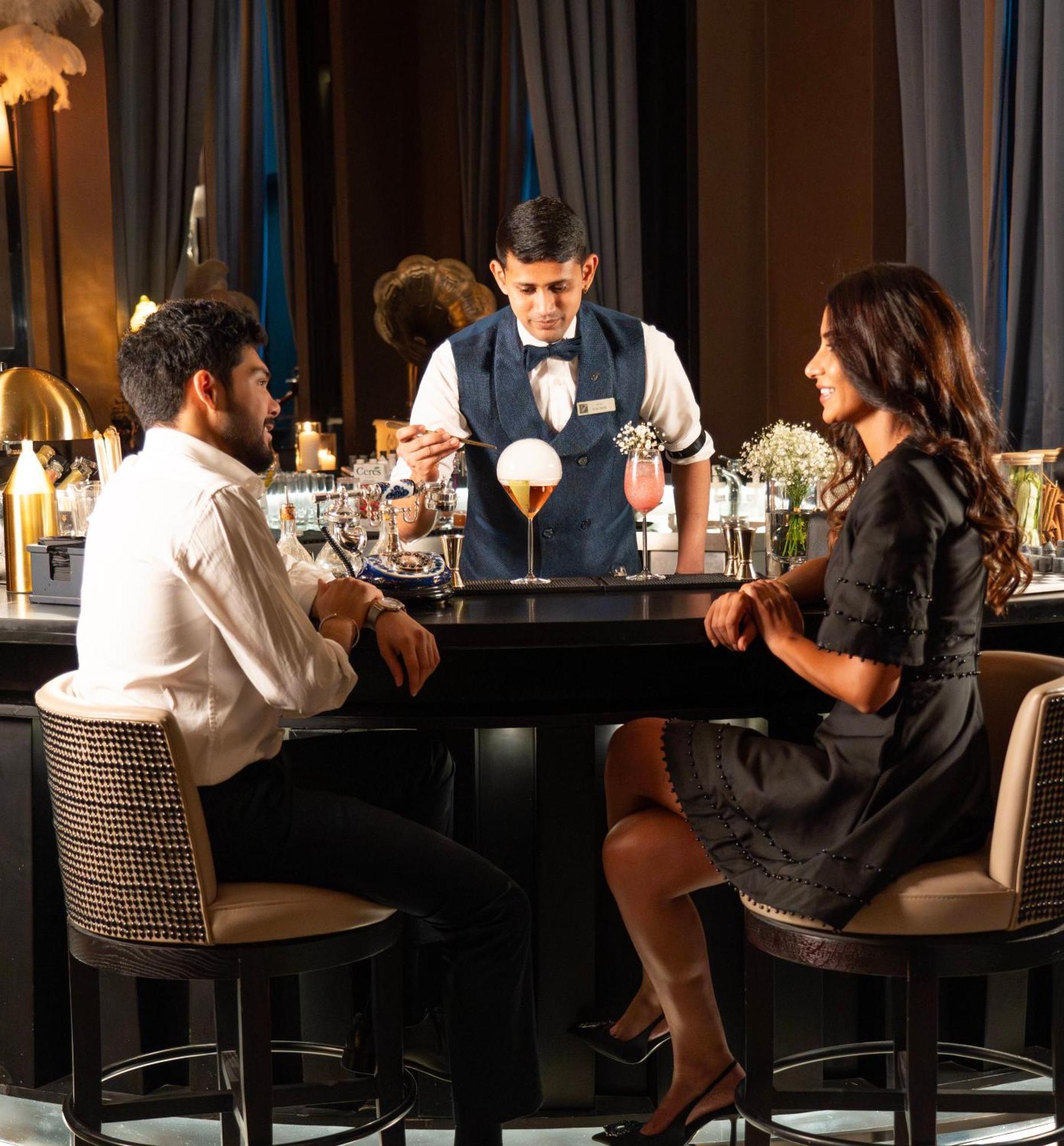 Fairmont Riad Exterior foto A bartender serving drinks