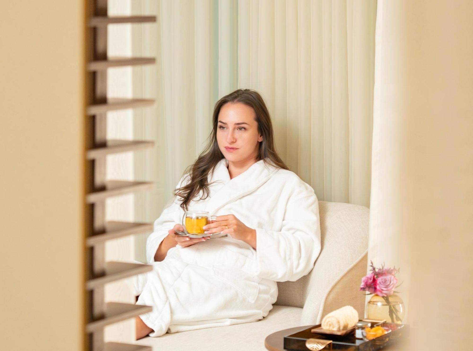 Fairmont Riad Exterior foto A woman wearing a bathrobe