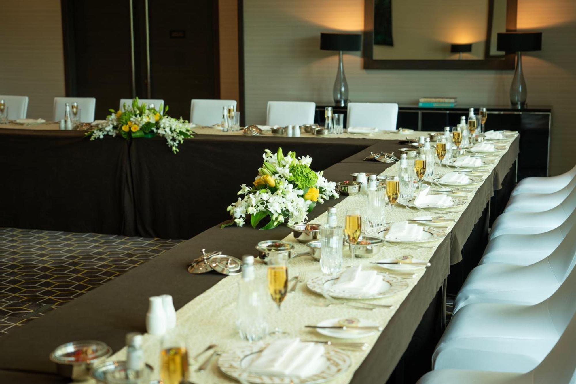 Fairmont Riad Exterior foto A table set for a formal dinner