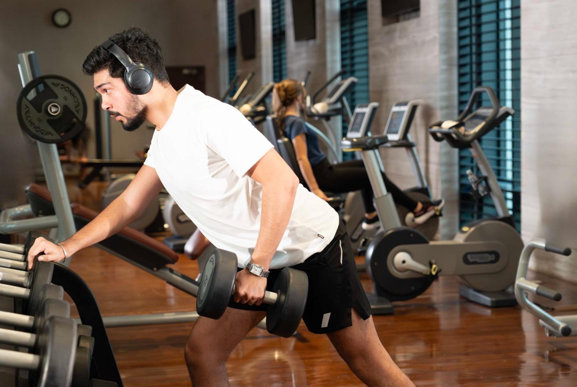 Fairmont Riad Exterior foto A man working out with a barbell